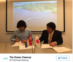 Slat and Tsushima Island mayor Yasunari Takarabe signed a mutual agreement for the pilot program. picture: Boyan Slat TWitter